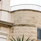 ...la seconda possiede invece delle aperture rettangolari e un terrazzino in cima